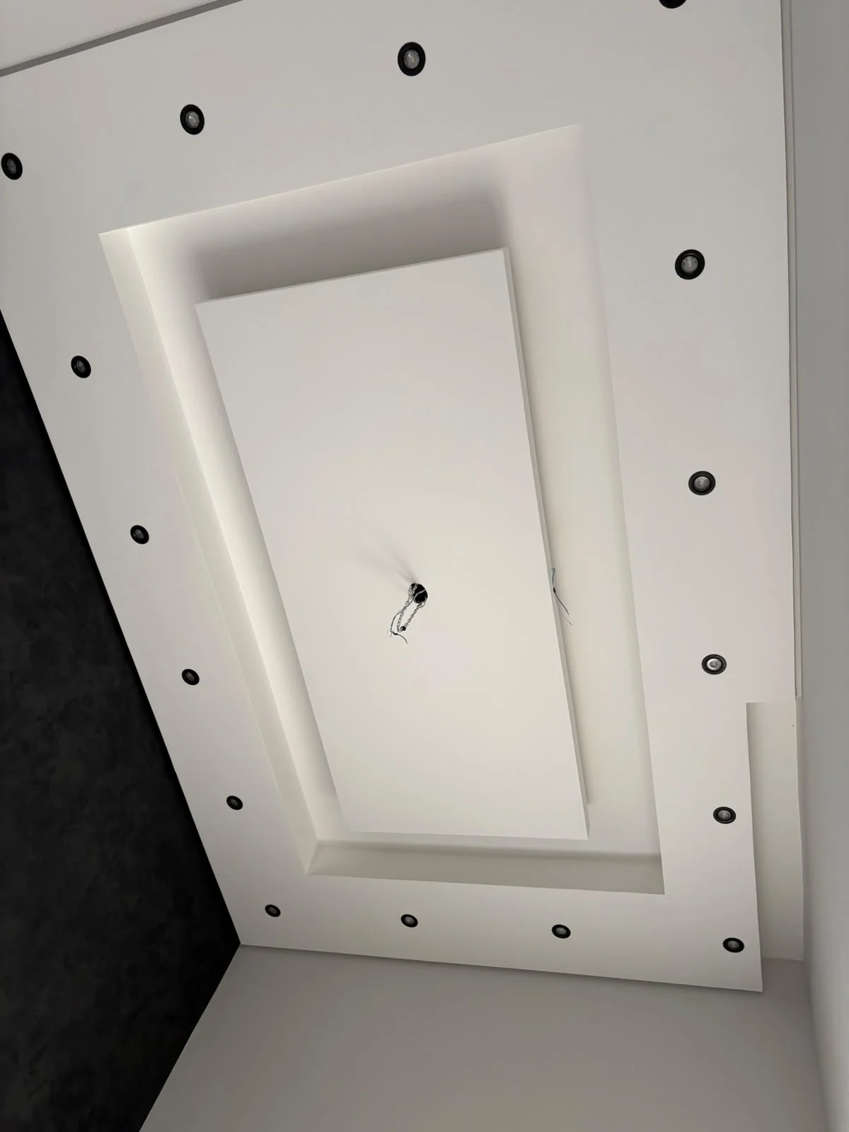 Instalação de forro rebaixado em drywall com sanca de gesso